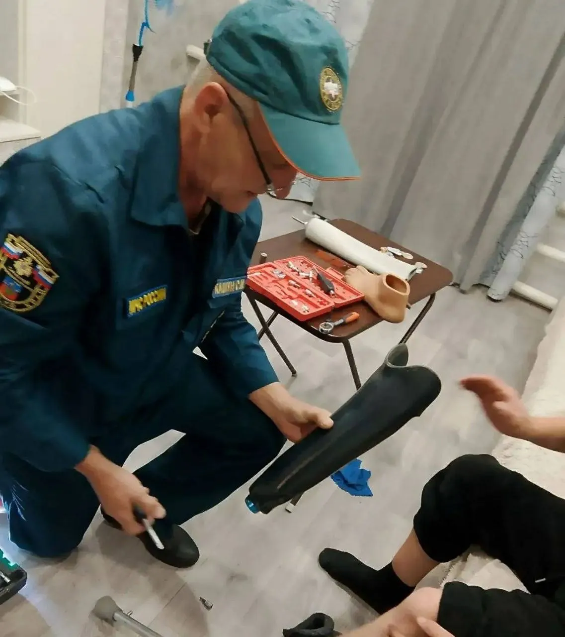 Спасатели помогли освободить застрявший протез на левой ноге у мужчины из Кулундинского района.