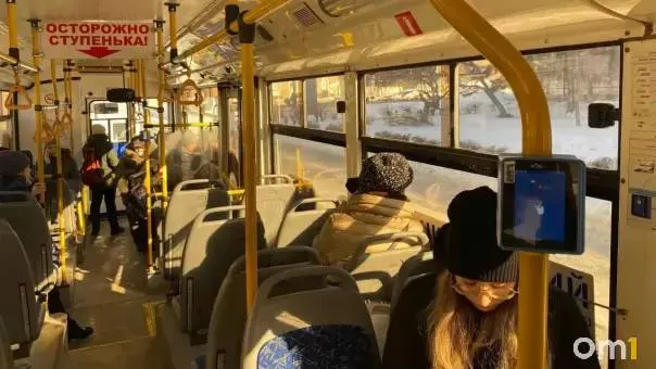 В Омске планируют увеличить долю безналичной оплаты в транспорте: появятся новые маршруты и троллейбус.