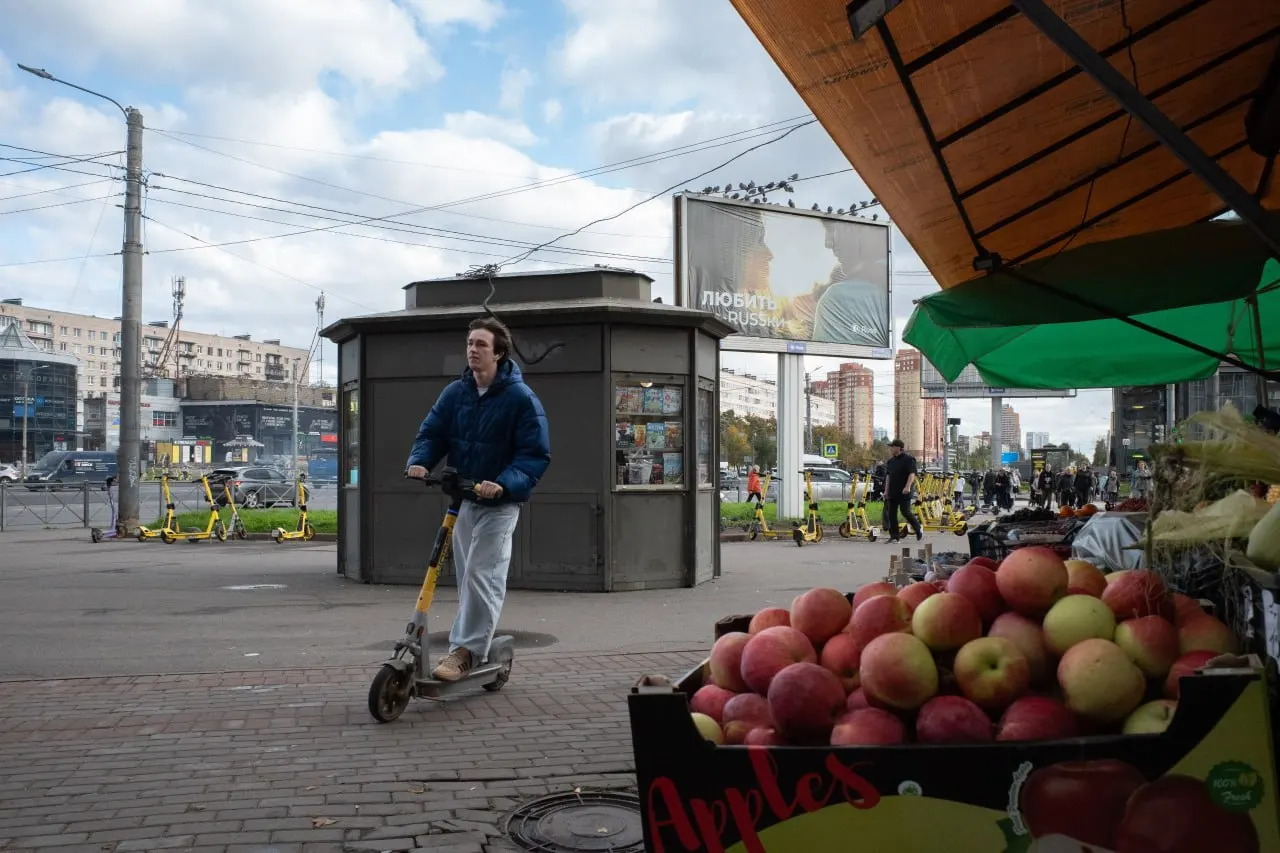 В Петербурге и Ленинградской области происходят тревожные события: исчезновение чиновника на фоне обвинений, авария на КАД и приговоры в России; в мире продолжаются санкции и вооружённые столкновения.