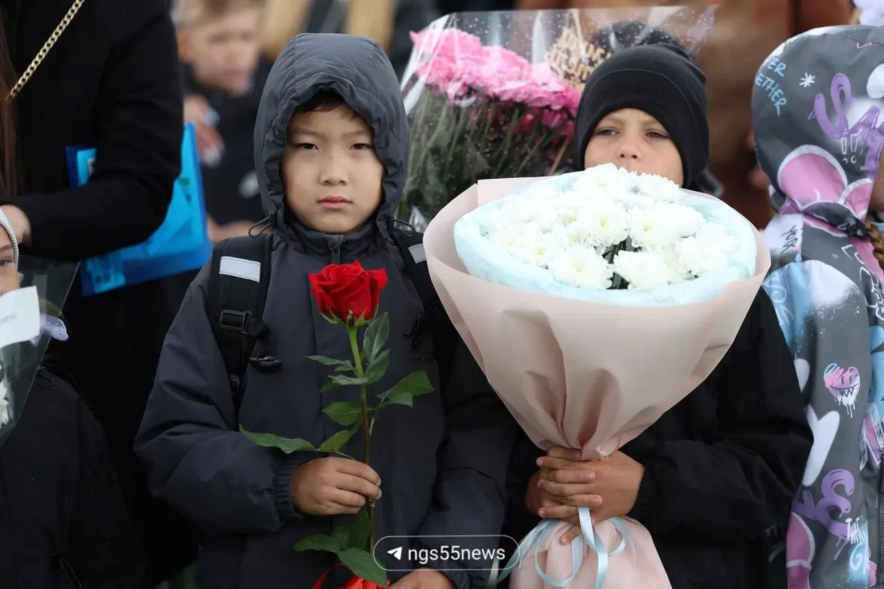 Омск готовится к 1 сентября: жители разнообразно выбирают букеты для учителей, советы по бюджету и примеры вариантов.