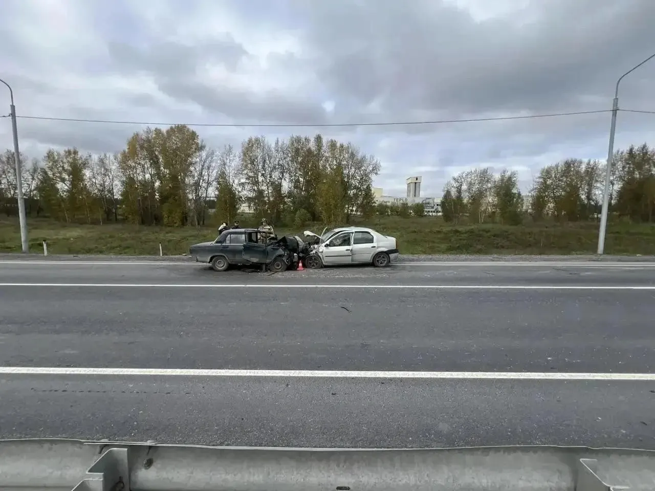18-летний водитель без прав выехал на встречную полосу и столкнулся с Renault Logan; погибли водитель и пассажир Renault, второй водитель 86 лет получил тяжёлые травмы.