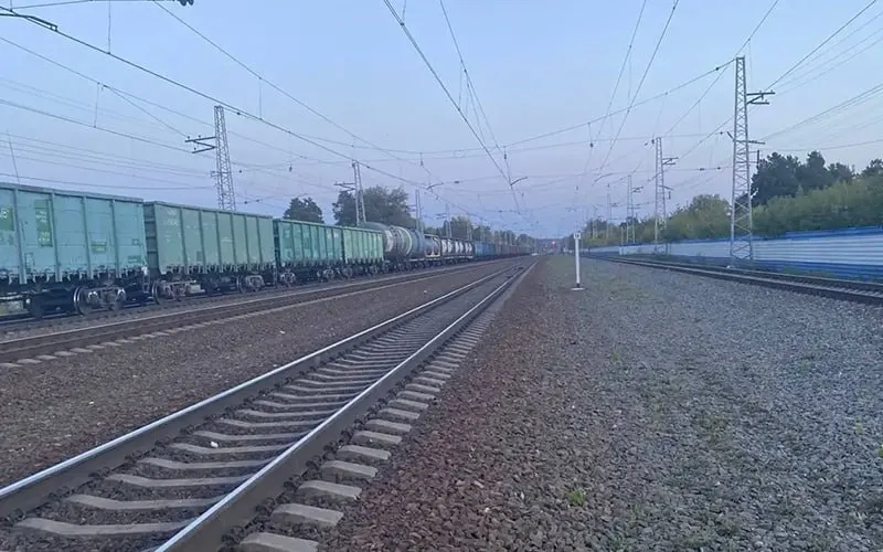 14-летний школьник погиб под поездом в районе станции Сибирская в Новосибирске; началась проверка.