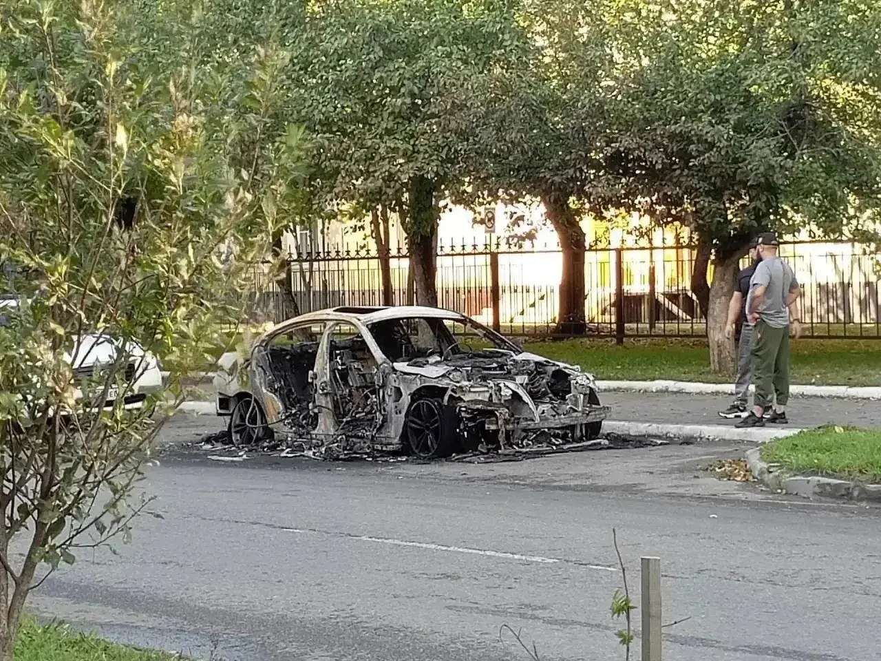 Ночью в Бийске на улице Ленинградской загорелся автомобиль марки BMW. Пожар локализован, площадь возгорания около 3 кв. м.