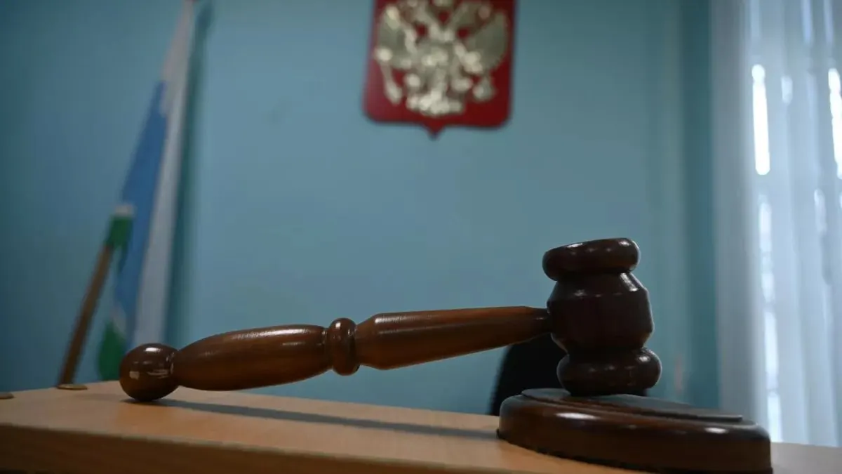 Суд обязал владельца гостиницы выплатить 3,7 млн рублей пострадавшей предпринимательнице за ущерб после пожара; причиной возгорания стал неисправный электрощит.