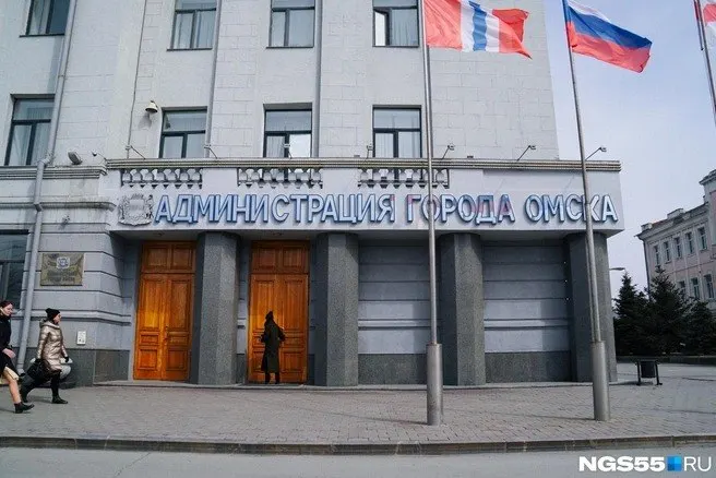 Рассматриваются изменения в Уставе города, расширяющие полномочия главы региона и устанавливающие порядок замещения мэра в случае отсутствия.