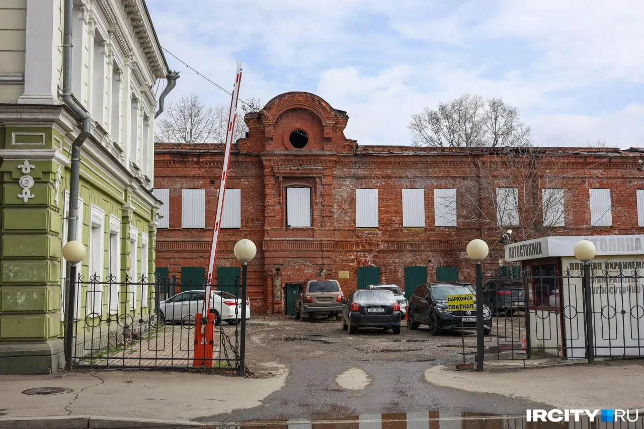 Каменное двухэтажное здание площадью около 1,3 тыс. кв. м с земельным участком 0,08 га предлагаются к продаже; потенциальные варианты использования — офис, бутик-отель или другой коммерческий проект.