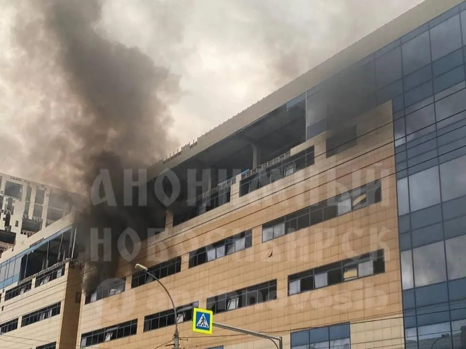 На заброшенном объекте возле улицы Ватутина снова возгорание; охрана не может увидеть происходящее вдали. Сообщают очевидцы, просят делиться сведениями.