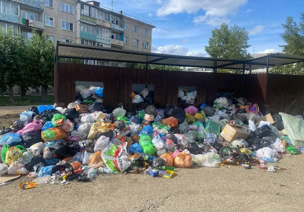 Жители жалуются на отсутствие контейнеров и договоров на вывоз мусора после установки ограждения площадки.