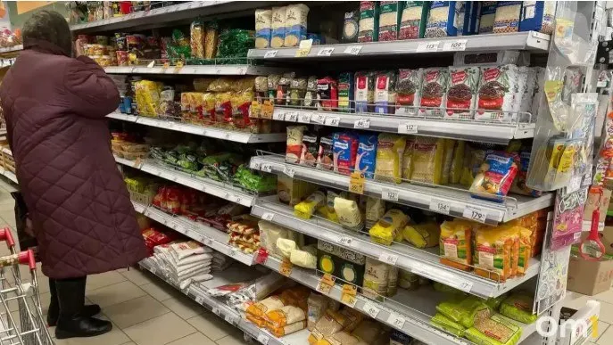 В Омской области минимальная корзина продуктов подорожала за месяц: в августе она достигла 7 273,3 рубля, по стране — 8 159 рублей, лучшие и худшие регионы по стоимости.