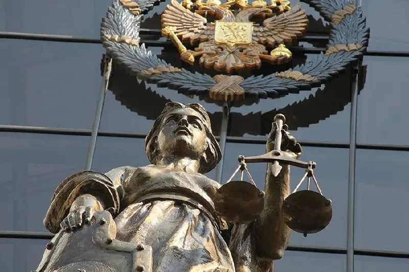 По делу о разбое и похищении беременной женщины задержаны трое подозреваемых; ущерб, по версии следствия, превышает 10 миллионов рублей.