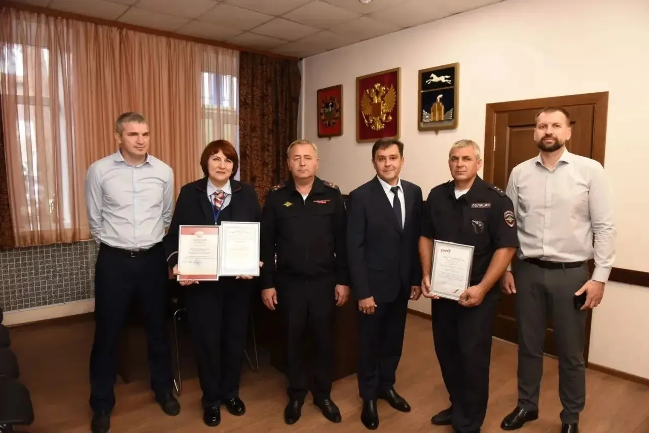Пожилой пассажир заблудился на пригородном поезде; проводница сообщила о ситуации, после чего пропавшего нашли и вернули домой в Барнаул; руководство железной дороги похвалило сотрудницу.