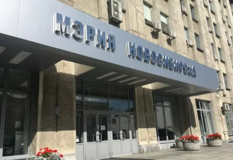 Подозреваемого в убийстве чиновника мэрии Новосибирска объявили в розыск; инцидент произошел в Дзержинском районе города.