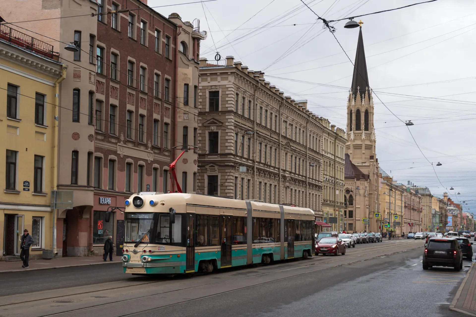 Испытания коснутся нескольких регионов; в проект вовлекают Москву, Татарстан и Сахалин, обсуждается расширение на автобусы. В городе уже действует ряд «умных» трамваев.