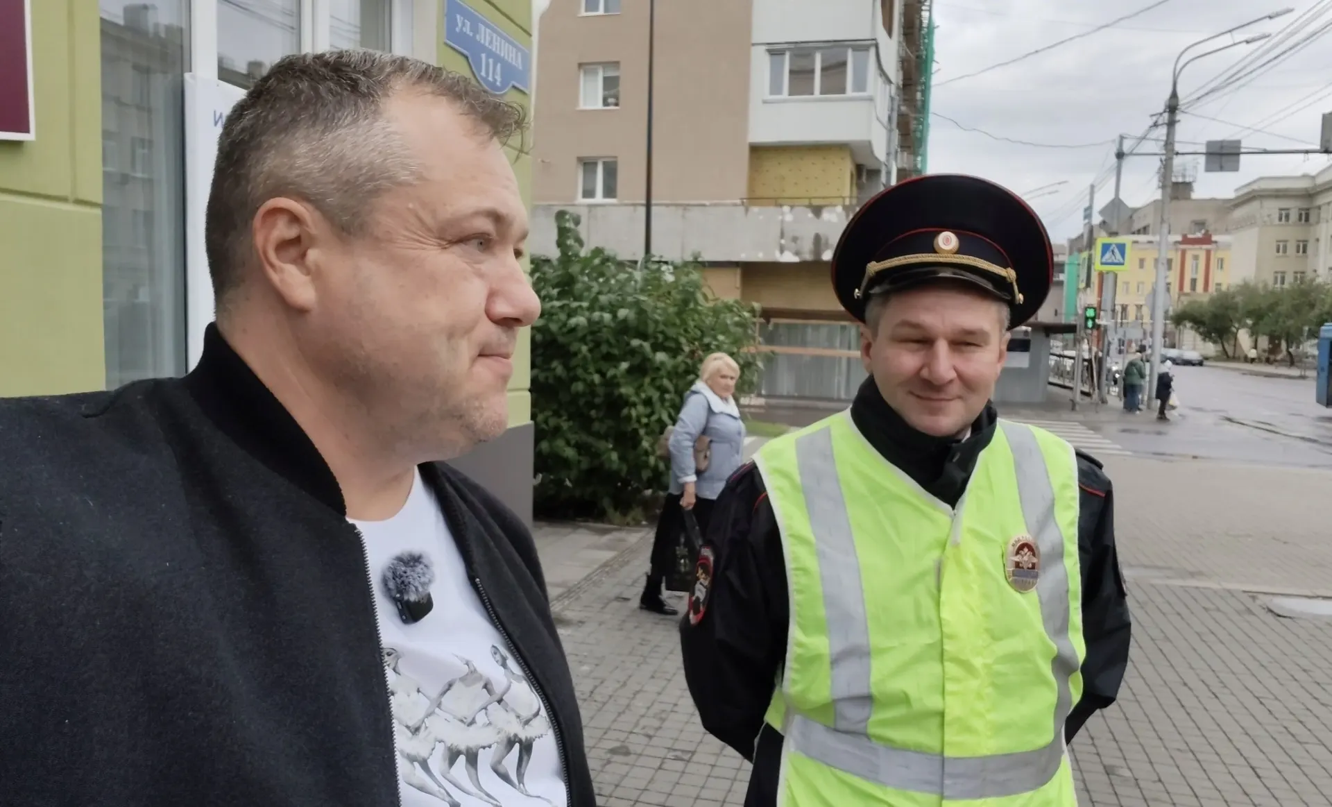 Журналист Красноярского края прибыл на участок голосования в 12:00, надетой футболкой с символикой.