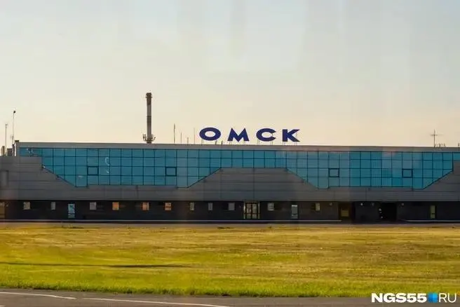 Замеры в августе 2026 года показали превышение нормы сероводорода на 1,2–2 раза; источник — Омский аэропорт. Предприятие получило предупреждение о соблюдении экологических норм.
