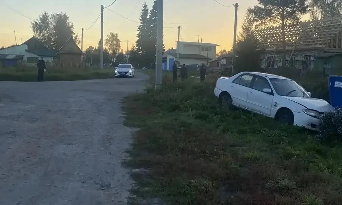 57-летний водитель не справился с управлением и съехал с дороги, врезавшись в препятствие; он скончался на месте до приезда скорой.