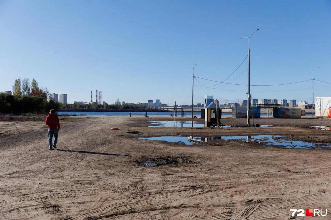 После подъема уровня воды место отдыха постепенно восстанавливается. Мы оцениваем последствия стихии и текущее состояние пляжа и парка.