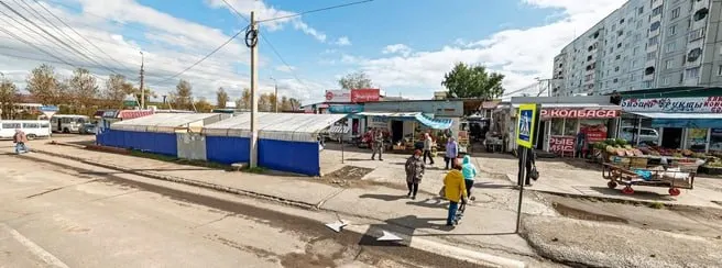 Демонтаж рынка пенсионеров у остановки «Автостанция» в Ново-Ленино: навесы и прилавки сняты, продавцы жалуются на внезапное решение и отсутствие предупреждения.