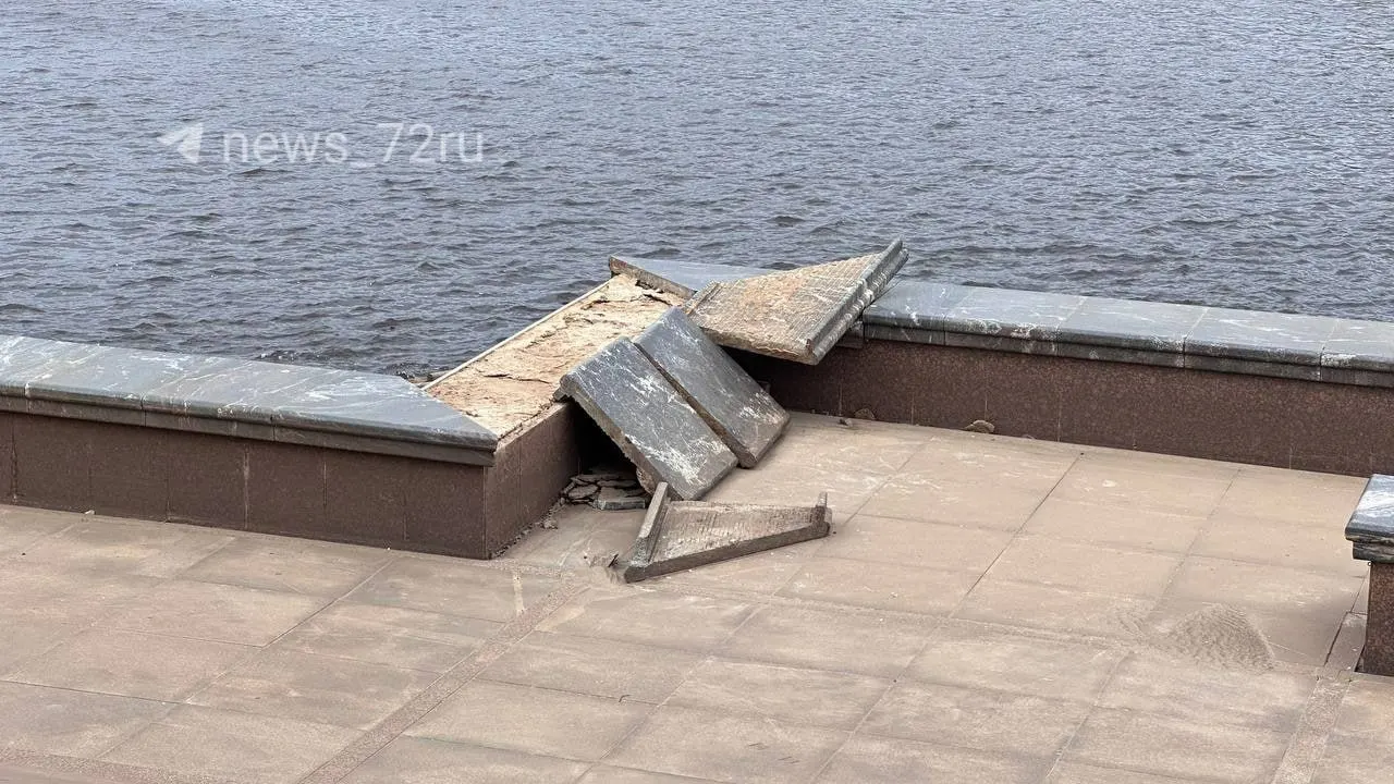 В Тюменской области после паводка набережная реки Туры в районе улицы Щербакова изменила геометрию поверхности; ремонт брусчатки и ограждений идёт и завершится к 23 сентября.