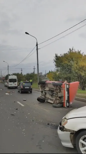 Дорожная авария на Енисейском тракте в районе Бадалыка привела к крупной пробке: перевернувшийся автомобиль перекрыл одну полосу, на место прибыли полиция и скорая помощь, движение затруднено от Гайдашовки до Бадалык.