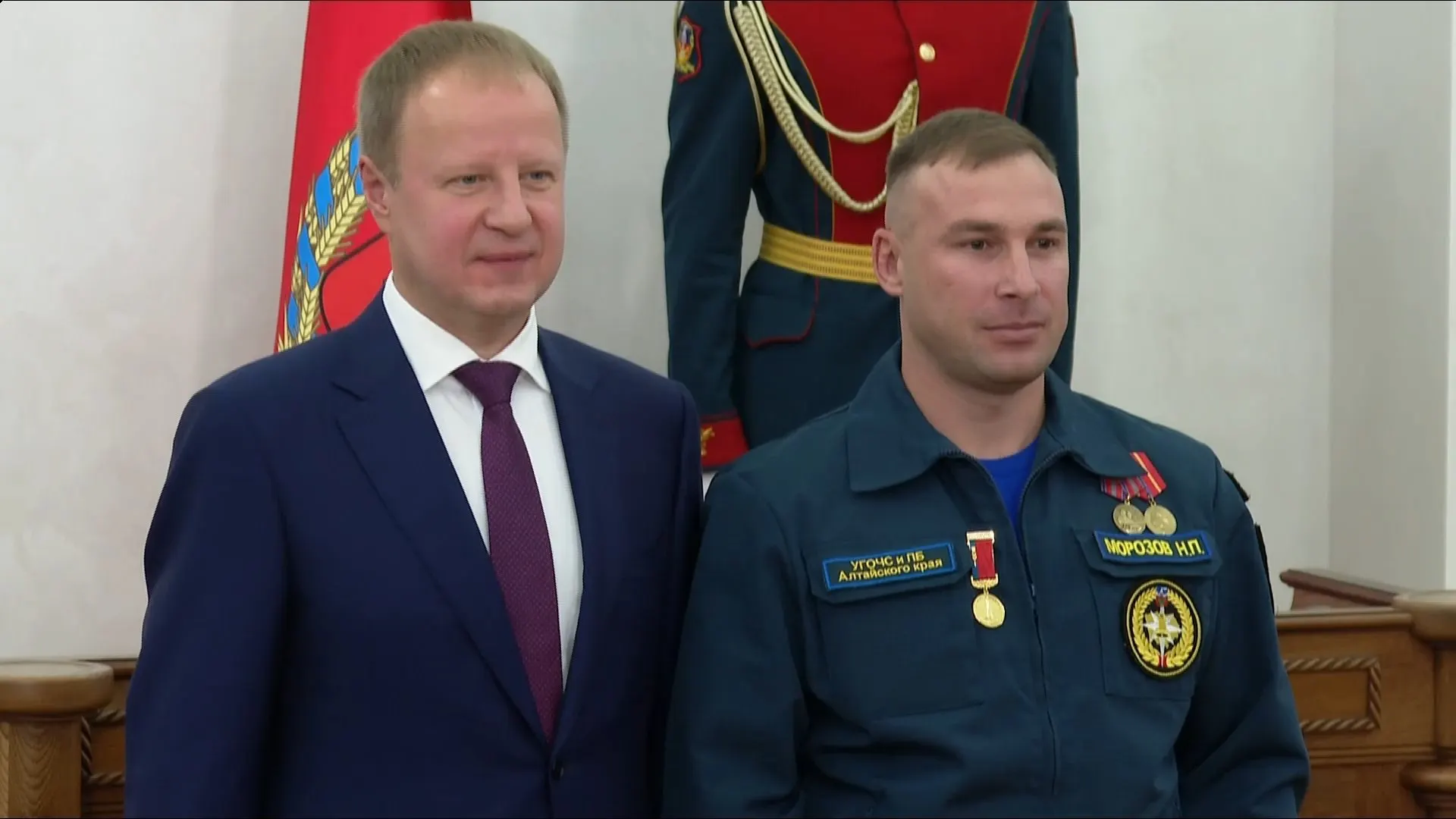 Никита Морозов получил медаль «За честь и мужество» за смелые действия по спасению людей на озере Линёво в Кытмановском районе.