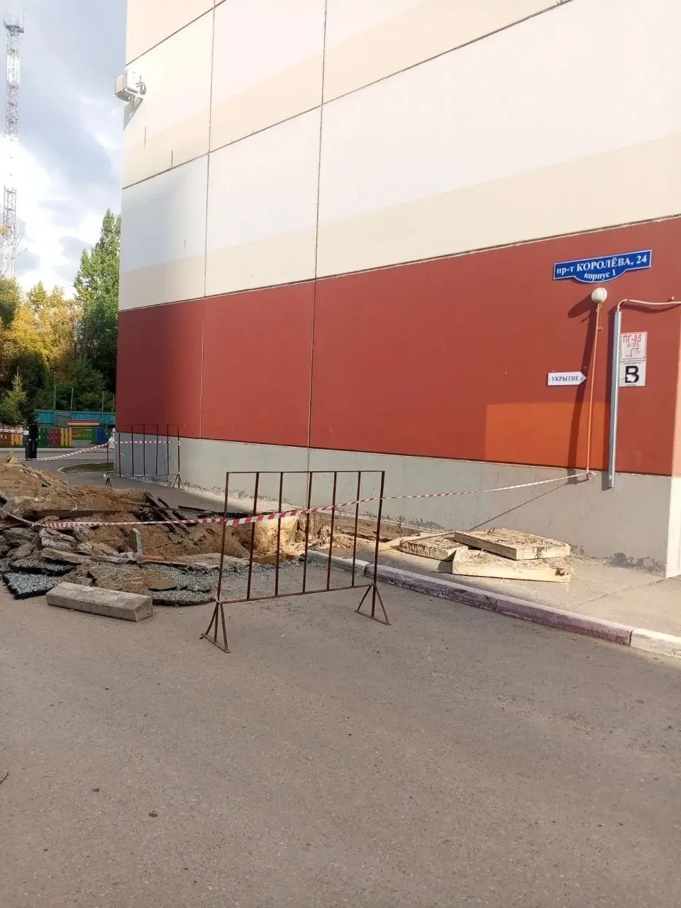 В многоквартирном доме на Королёва, 24/1 горячая вода отсутствует с 14 июля. Жильцы требуют объяснить причину задержки работ и назвать точную дату восстановления.
