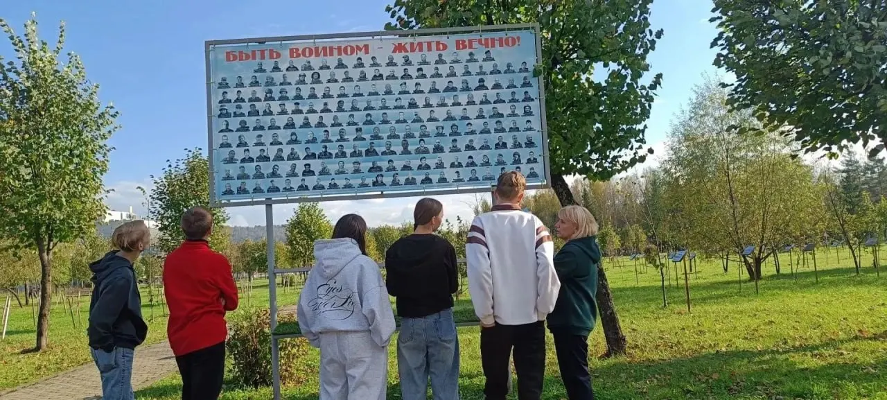 Школьники посмотрели мемориалы погибших в рамках проекта «Герои среди нас» и сопоставили масштабы потерь на Украине с локальными конфликтами в регионе.