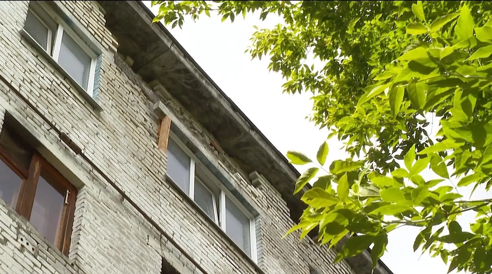 В многоквартирном доме №115 на улице Комсомольской в Рубцовске введён режим повышенной готовности после обнаружения трещин в штукатурке и стенах. Планируется обследование несущих конструкций специалистами.