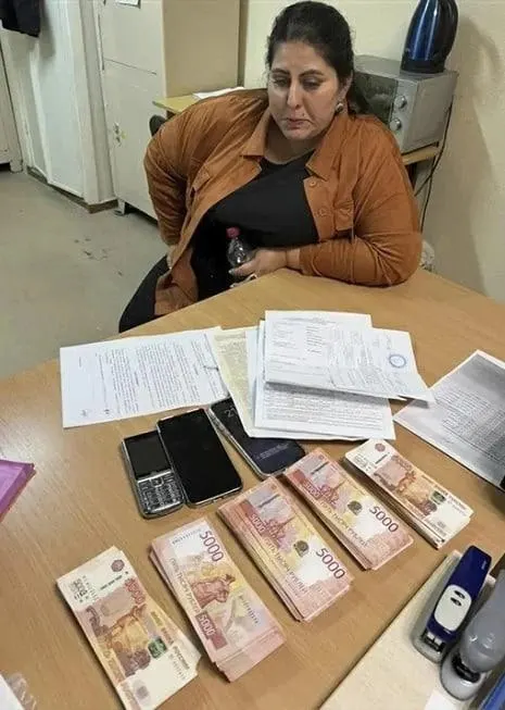 Безработных мужчин заманивают подписать контракт на участие в СВО, затем женят на женщине и лишают банковских карт; за вербовку платят деньги, а при гибели мужа — гробовые до 10 миллионов.