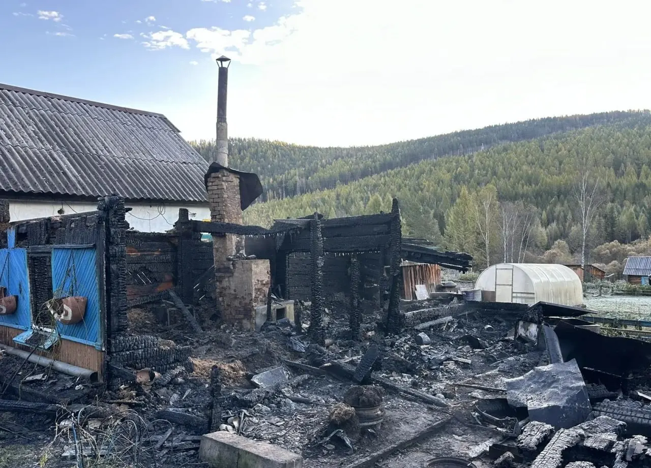 Ночью в садово-огородническом товариществе «Локомотив» в Янтале произошёл пожар. Сгорел частный дом; погибли двое мужчин, женщина и ребёнок.