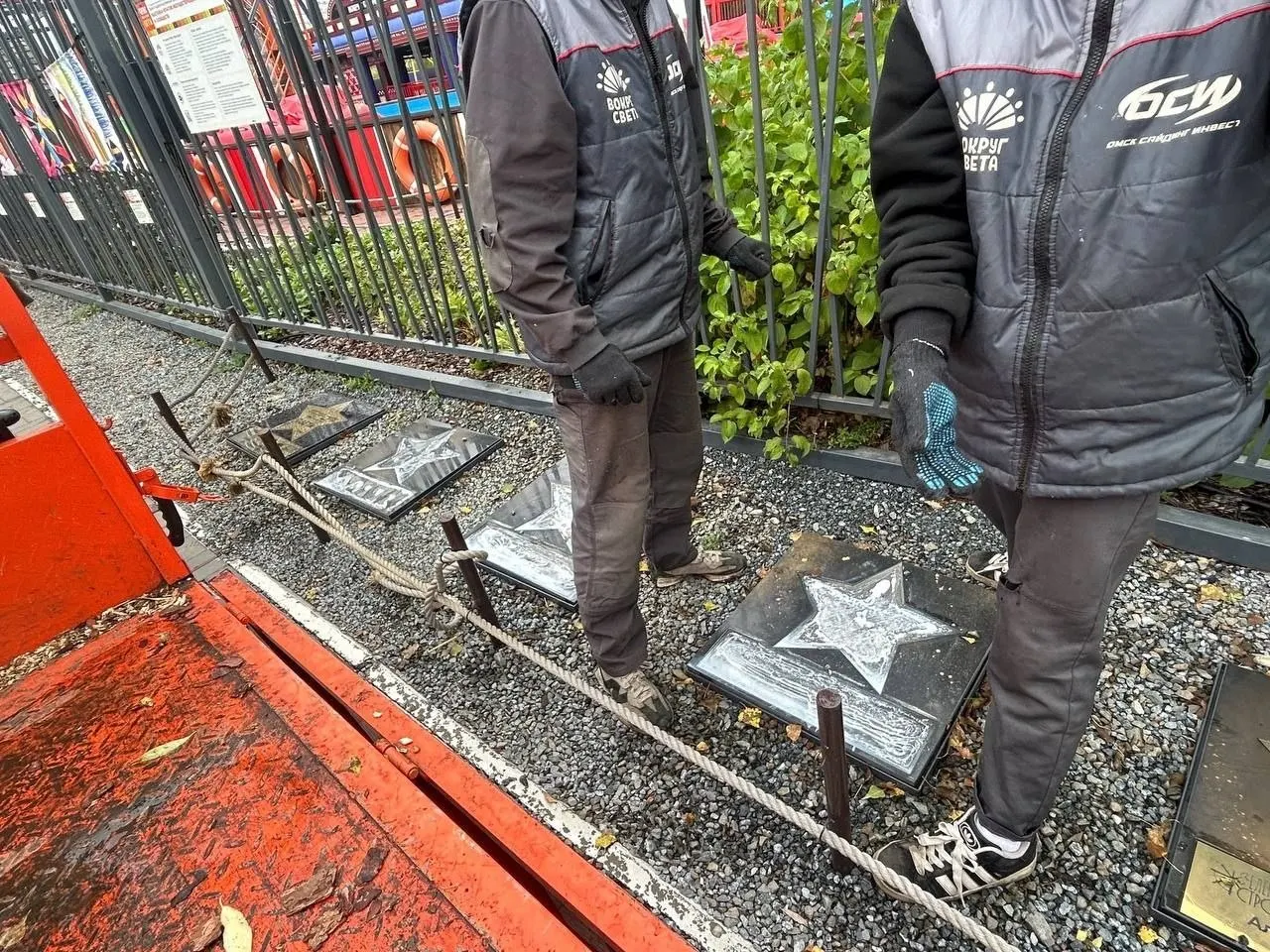 В парке на Зеленом острове пропали таблички на аллее славы с названиями групп и именами артистов; администрация планирует их вернуть, заявление в полицию не подано.