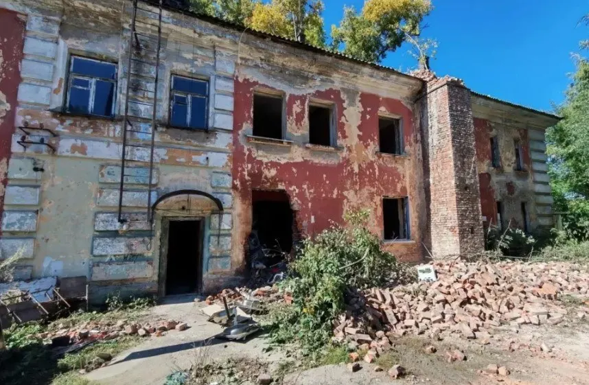 Дом, построенный в 1950 году, признан аварийным; жильцы расселены по муниципальной программе Барнаул — комфортный город.