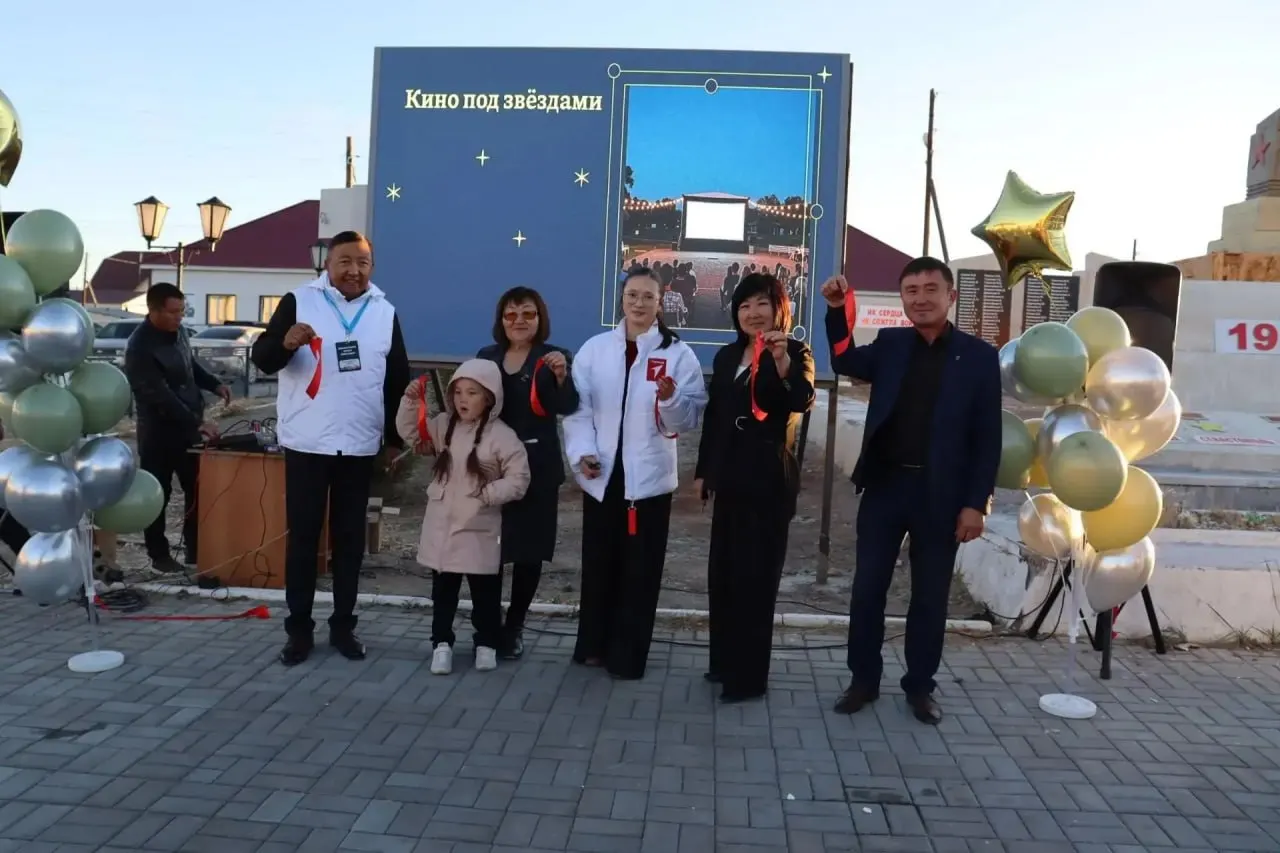 В Кош-Агаче открылся первый уличный кинотеатр у Мемориала Славы. На открытии показали фильм «Небо», победивший в конкурсе инициативного бюджетирования и получивший грант 470 600 рублей.