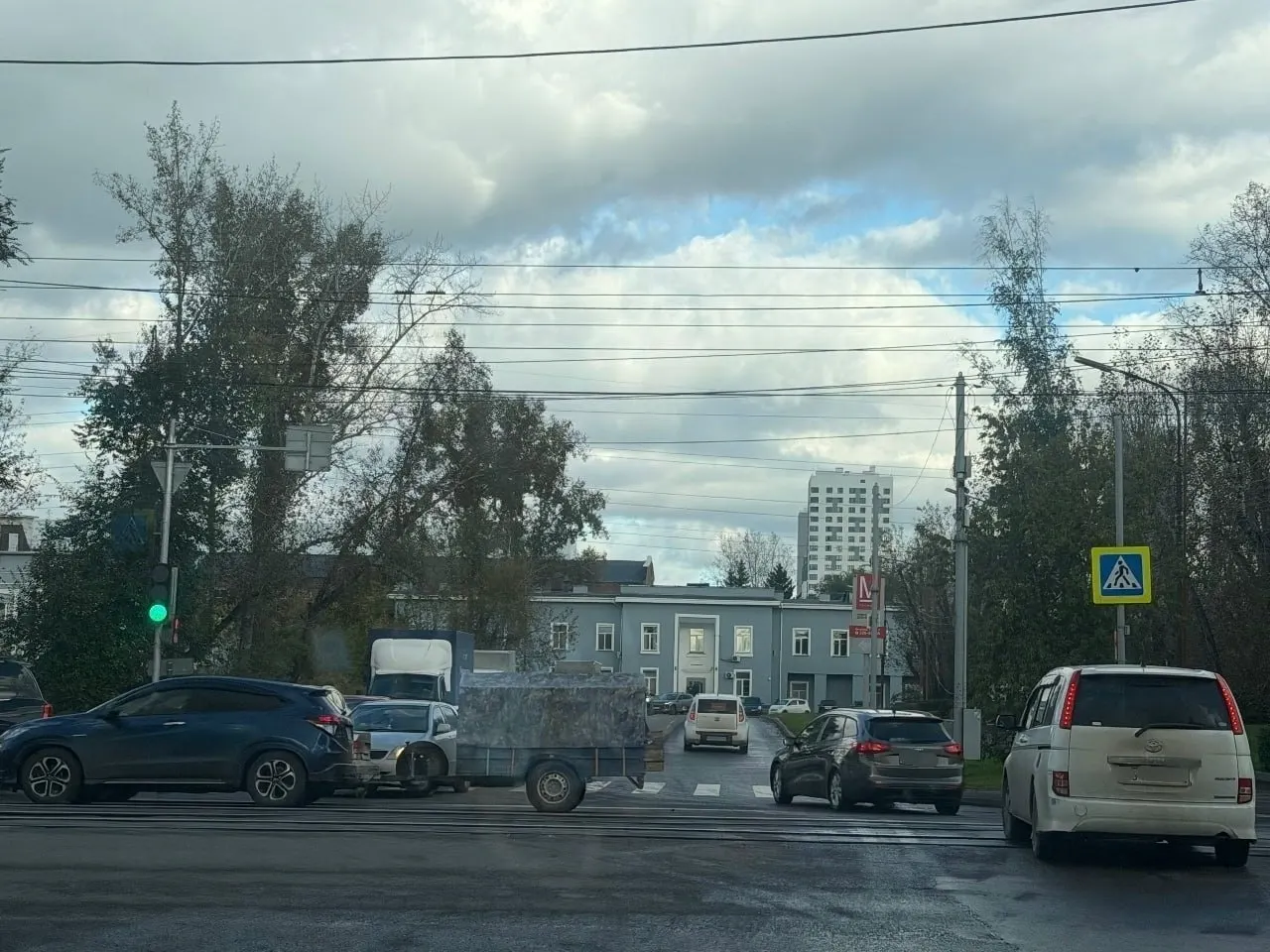 Жители Красноярска жалуются на заторы на АЗС на перекрестке Мичурина и Кутузова, что мешает выезду из ЖК.