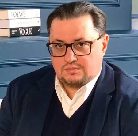Политolog Аксютенко сообщил о звонке из полиции и вероятном административном протоколе по посту; речь идёт о закрытии роддома в Красноярске.