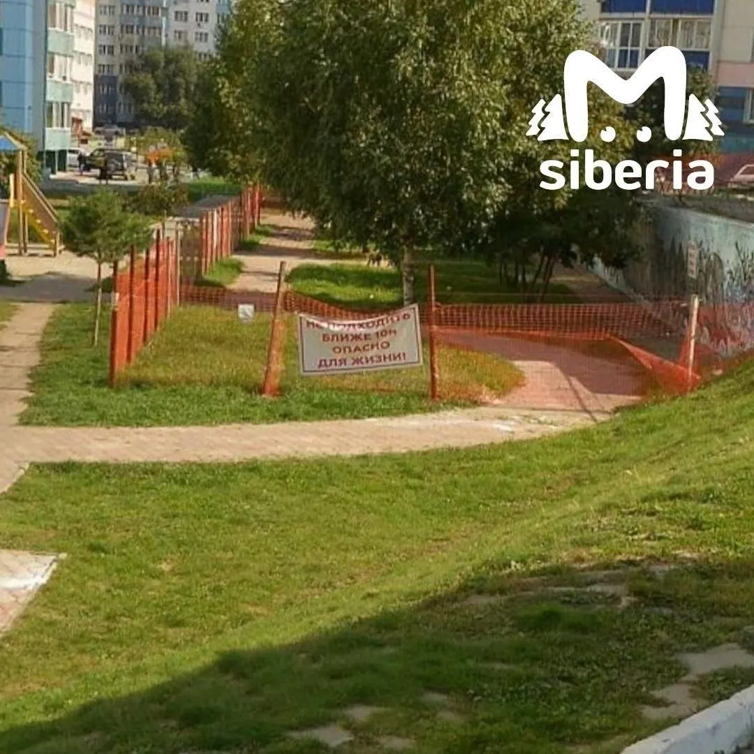 Дефекты проекта признаны причиной аварийного состояния стены; подрядчик и соучастники обязаны устранить дефекты в течение четырех месяцев. Администрация города ответственности не несла.
