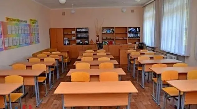 Отец девочки сообщил о травле и конфликте с учителем; комитет по образованию начал дополнительную проверку, принимая во внимание трудности в учёбе и переводы между классами.