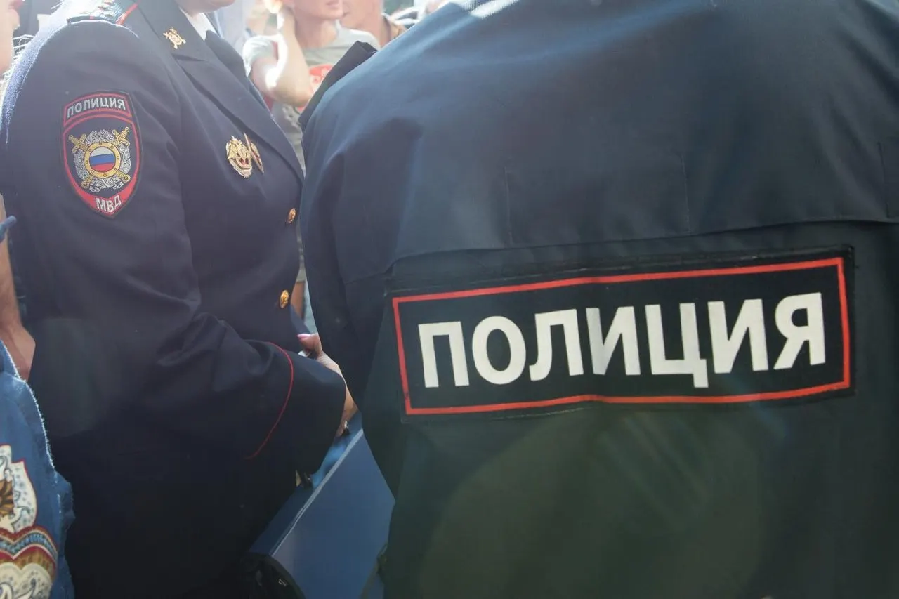 Во время торжественной линейки школьница с ножом напала на учителей; на месте работают сотрудники полиции.