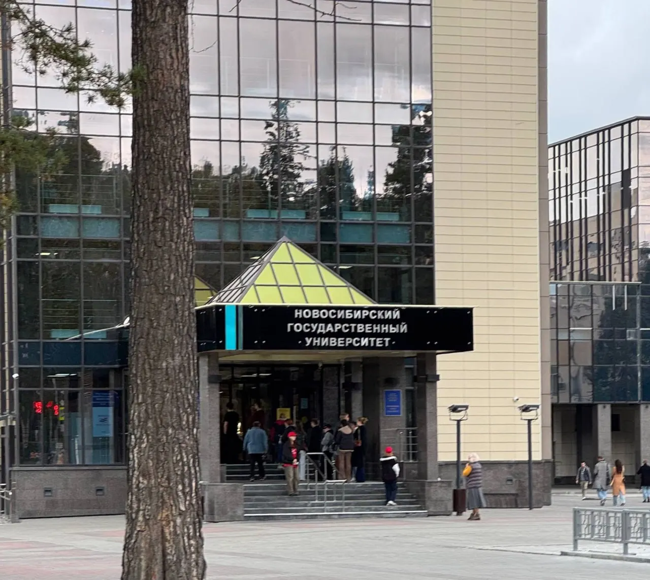 Участок возле Новосибирского государственного университета у полудня заполнился очередями: около 40 человек ожидали своей очереди, голосование заняло примерно 45 минут.