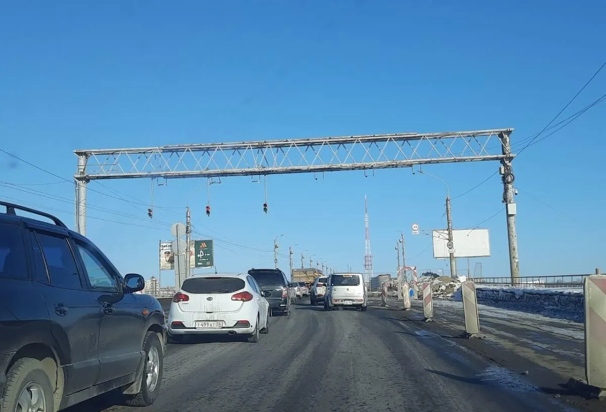 Иск подан омским подрядчиком к компании «Стройтраст» по невыполнению обязательств по поставкам; в деле участвуют требования на сотни миллионов.