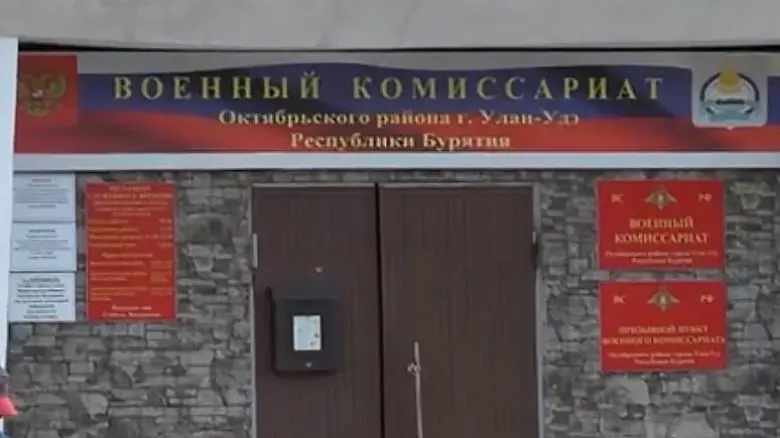 Жительница Улан-Удэ стала жертвой мошенников: им удалось выманить 1,7 млн рублей, используя ложные предлоги и подложные инструкции от якобы сотрудников военкомата и госуслуг. Женщина улетела в Москву и передала наличные, поняв обман только после возвращения.