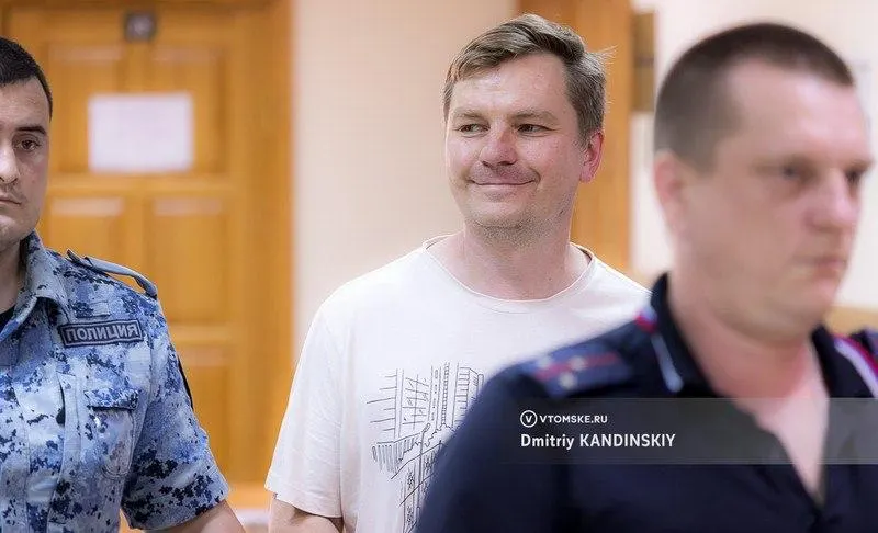 Суд увеличил срок содержания под стражей радиоведущего Александра Лунева по делу о финансировании экстремистской организации.