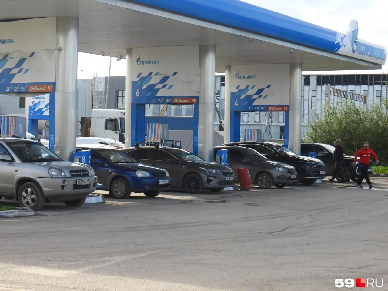Очередь на заправке в Замулянке стала поводом для обсуждений: приезжие из Красноярска рассказали, что причина — дешёвый бензин.