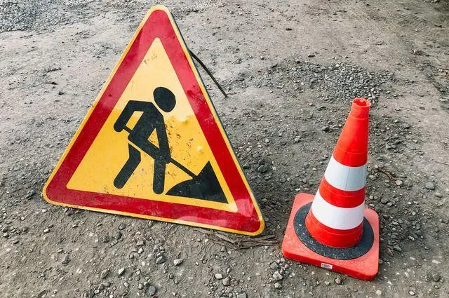 В регионе отмечаются задержки в дорожном ремонте из‑за нехватки щебня и ограничений на поставки топлива. Есть альтернативные поставщики, но основной материал пока недоступен.