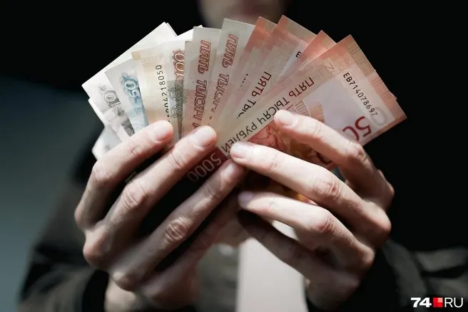 Студент первого курса омского университета стал жертвой телефонных мошенников и перевёл крупную сумму мошенникам, сообщили в полиции.