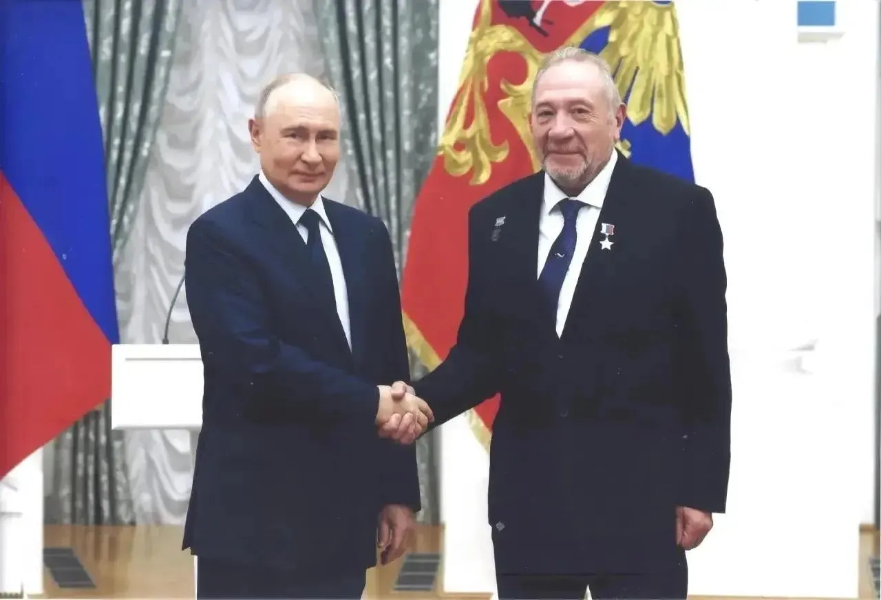 Президент России наградил Сергея Завалкина за долгую карьеру летчика-испытателя и успешные испытания самолёта Superjet 100.