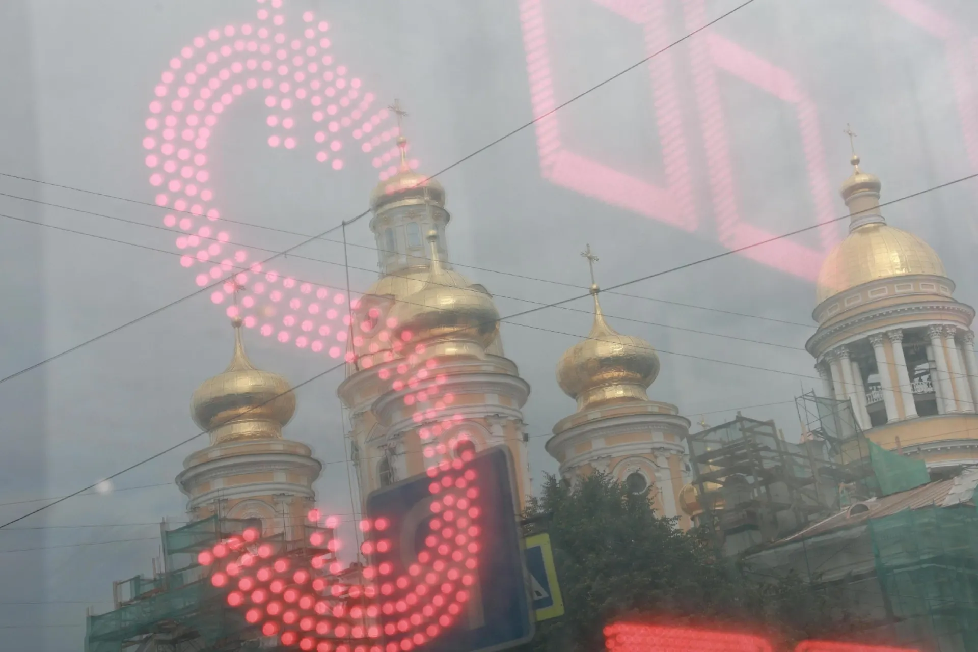 За лето рубль ослаб к доллару, валютный дефицит становится заметнее; эксперты оценивают возможные сценарии развития.