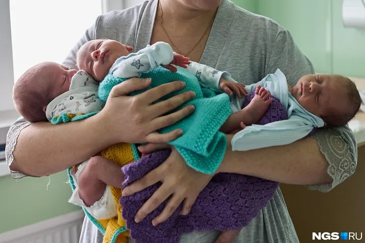 В регионе сокращается сеть роддомов на фоне снижения рождаемости; женщины вынуждены ездить за медицинской помощью на дальние расстояния.