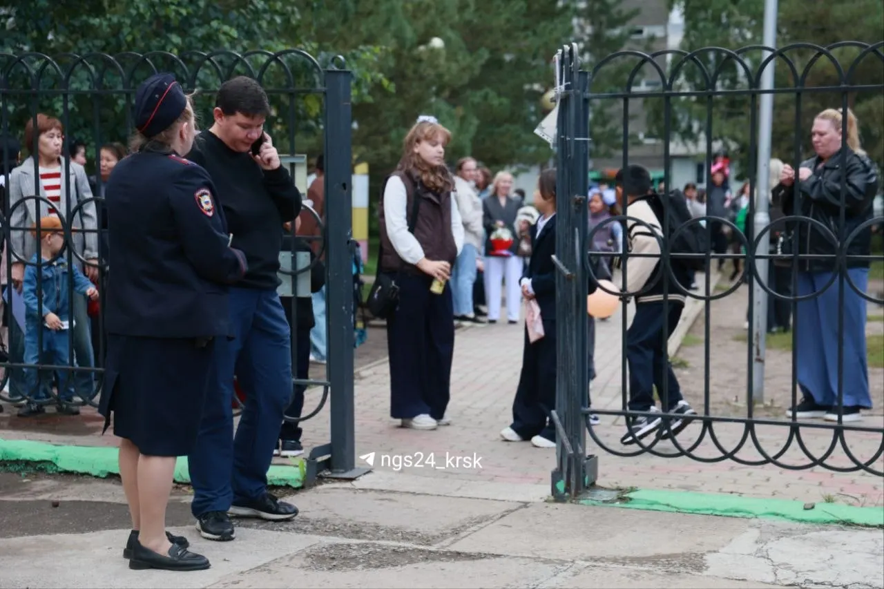 При входе в школы Красноярска начали проверять сумки; полиция усиливает меры безопасности.