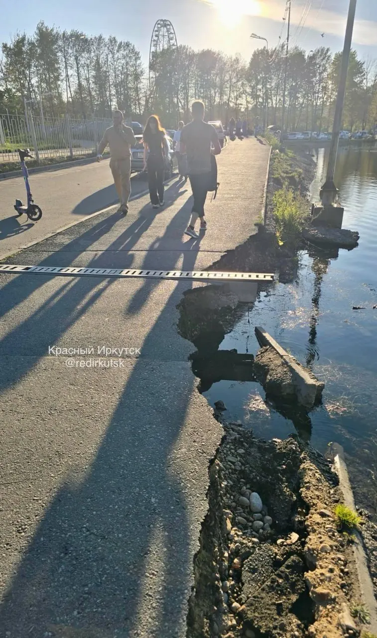 Тротуар на пути к острову Юность обрушился: часть покрытия ушла в воду, пешеходам рекомендуется быть осторожнее.